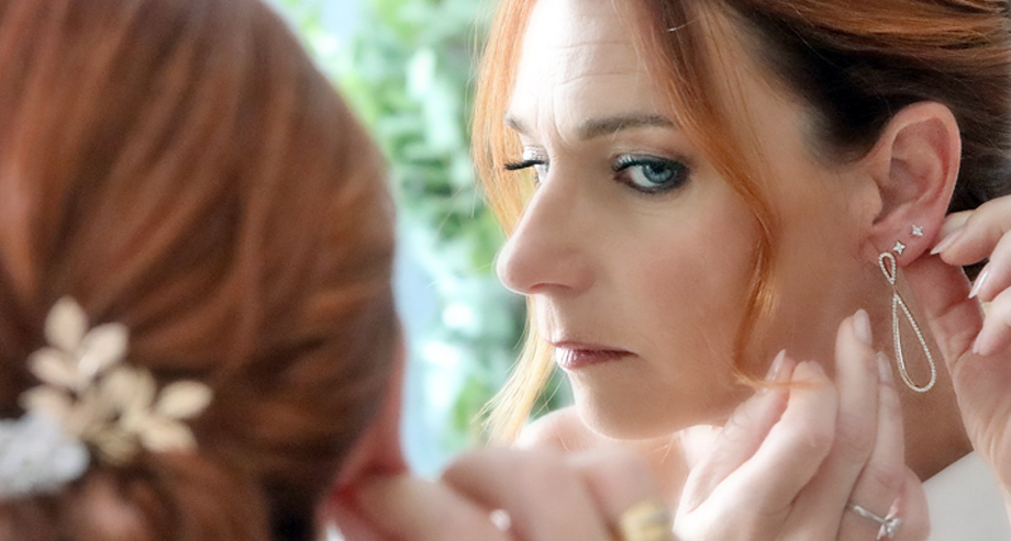 Boudoir fotoshoot haar en make-up voorbereiding