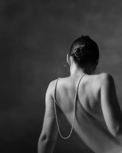 Artistieke boudoir naaktfotografie - Elegantie en sensuele verfijning in tijdloze beelden