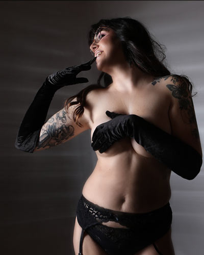 Exclusieve boudoir lingerie fotoshoot – Een intieme samensmelting van zelfvertrouwen, luxe en emotionele diepgang in een tijdloos kunstwerk