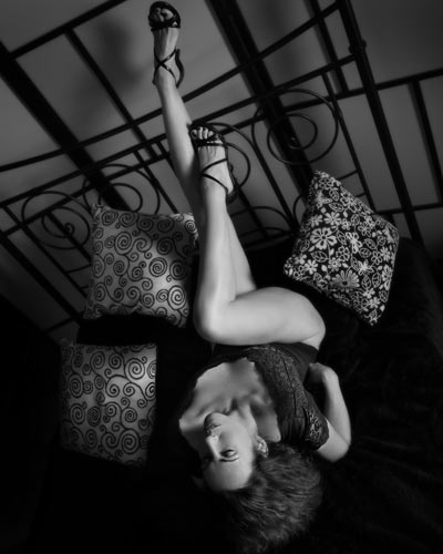 Een verfijnde samensmelting van luxe en mystiek – zwart-wit boudoir op zijn meest elegant