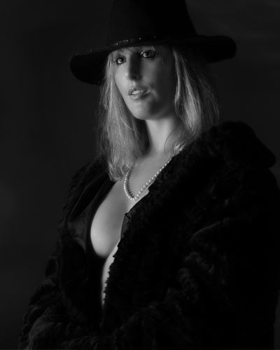 Een poëtische samensmelting van luxe, zelfvertrouwen en artistieke finesse in verfijnde zwart-wit boudoirfotografie