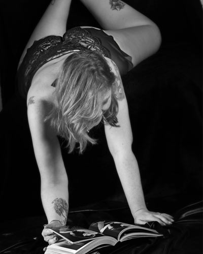 Een verfijnde interpretatie van boudoir haute couture – sensuele kracht en tijdloze elegantie in artistiek zwart-wit