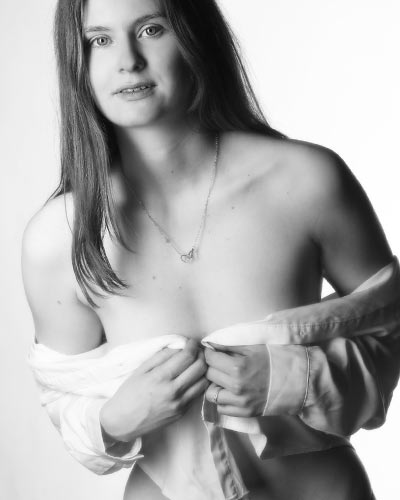 Intrigerende artistieke finesse en sensuele uitstraling – zwart-wit boudoirfotografie op het hoogste niveau