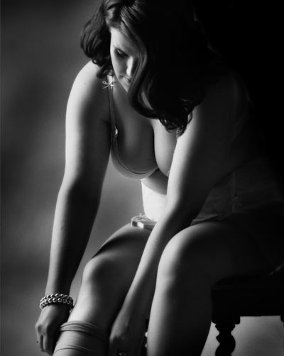 Een elegante dans van licht en schaduw – verfijnde zwart-wit boudoirfotografie met een mystieke uitstraling