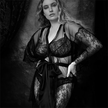 Curvy vrouw in zijden kimono