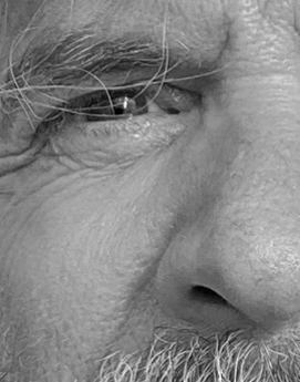 Sierlijke handpose met delicate designerlingerie – een moment van haute couture elegantie